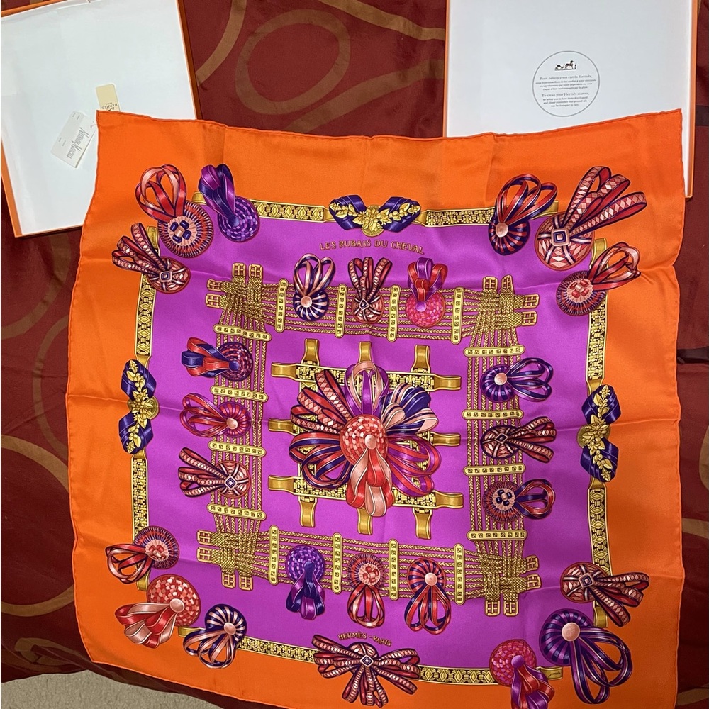 HERMÈS
Les Rubans du Cheval Beautiful Scarf